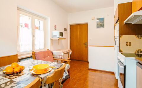 Pederiva (Sof740): Bord, Ejendom, Møbel, Cabinetry, Træ, Stol, Orange, Indretning, Bygning, Dør