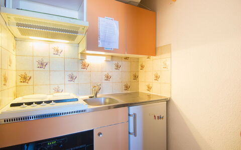 Douc: Værelse, Ejendom, Køkken, Cabinetry, Møbel, Indretning, Flise, Gul, Orange, Bygning