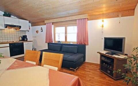 Alpenheim Haid: Møbel, Ejendom, Couch, Television, Bygning, Komfort, Husholdningsapparat, Indretning, Træ, Stue