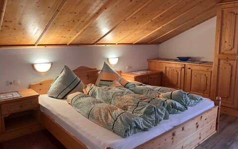 Längenfeld 681: Møbel, Ejendom, Bygning, Komfort, Træ, Hus, Belysning, Indretning, Bed Frame, Etage