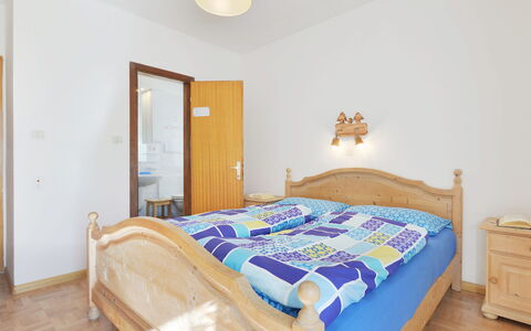 Ghetta: Møbel, Ejendom, Cabinetry, Bygning, Komfort, Azure, Træ, Dør, Skuffe, Bed Frame