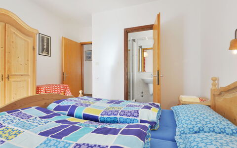Ghetta: Møbel, Ejendom, Blå, Komfort, Azure, Cabinetry, Seng, Textile, Indretning, Dør