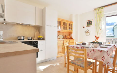 Ghetta: Cabinetry, Møbel, Vindue, Countertop, Køkken, Træ, Stol, Billedramme, Bord, Indretning