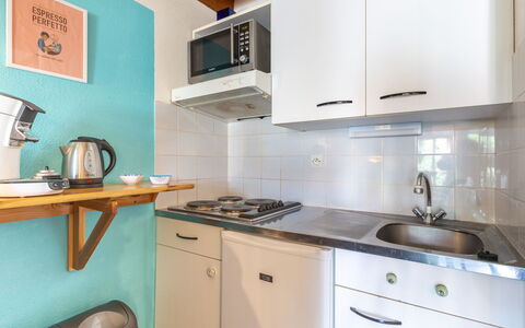 Capbreton 190: Cabinetry, Ejendom, Køkkenvask, Håndvask, Bygning, Countertop, Køkken, Indretning, Træ, Komfur