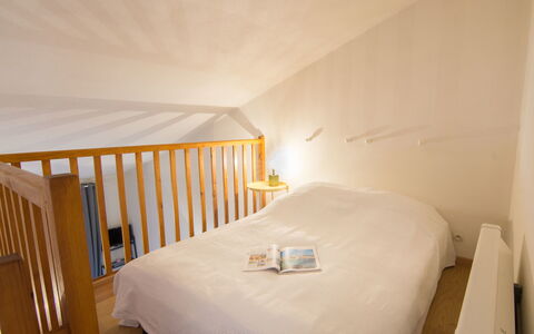 Capbreton 190: Seng, Soveværelse, Værelse, Møbel, Ejendom, Bed Frame, Sengetøj, Loft, Væg, Indretning