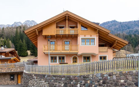 Soraga di Fassa 664: Hus, Hjem, Tag, Sommerhus, Bjergkæde, Altan, Dal, Landsby, Estate, Maling
