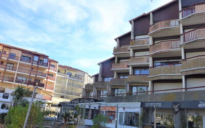 Capbreton 200: Himmel, Bygning, Sky, Plante, Ejendom, Vindue, Højhus, Urban Design, Ejerlejlighed, Væg