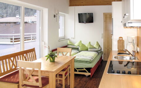 Sölden 730: Værelse, Møbel, Ejendom, Indretning, Bygning, Loft, Etage, Hus, Stue, Bord
