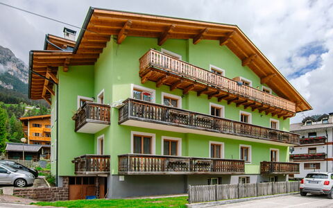 Pozza di Fassa 653: Bygning, Hjul, Ejendom, Himmel, Sky, Vindue, Køretøj, Bil, Urban Design