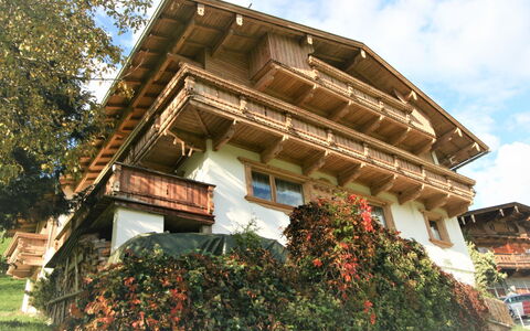 Gangerhof: Himmel, Plante, Sky, Bygning, Træ, Træ, Facade, Tag, Landskab, Sommerhus