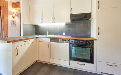 Hiboux 628.5: Cabinetry, Countertop, Bygning, Køkken Apparat, Komfur, Køkken, Træ, Husholdningsapparat, Indretning, Komfur