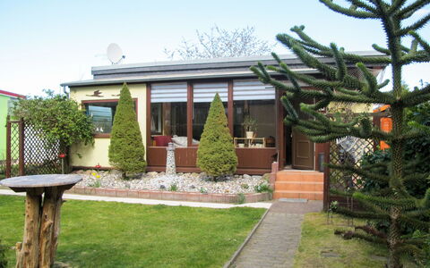 Karli: Ejendom, Hjem, Hus, Ejendom, Bygning, Gård, Backyard, Boligområde, Tag, Sommerhus