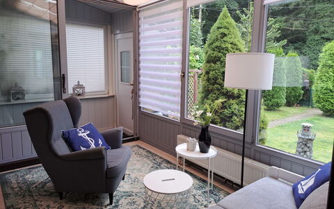 Karli: Møbel, Ejendom, Plante, Window Blind, Bygning, Vindue, Træ, Stol, Skygge, Indretning