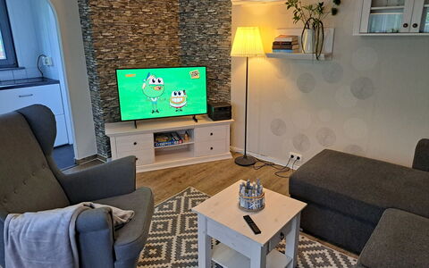 Karli: Billedramme, Møbel, Bord, Ejendom, Couch, Komfort, Azure, Lampe, Indretning, Belysning