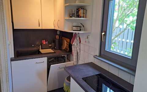 Karli: Cabinetry, Ejendom, Countertop, Komfur, Vindue, Køkken Apparat, Gaskomfur, Køkken, Indretning, Træ