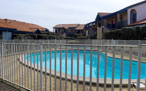 Capbreton 750: Vand, Himmel, Bygning, Vindue, Svømmepøl, Azure, Hegn, Sky, Krop Af Vand, Hus