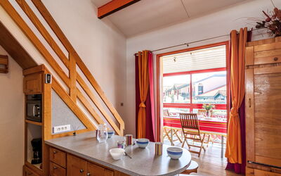 Maison de L'Océan 750.6: Cabinetry, Møbel, Bord, Countertop, Bygning, Stol, Træ, Køkken, Skuffe, Gulvbelægning