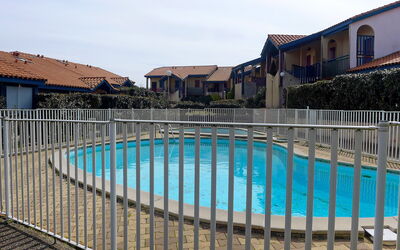 Capbreton 750: Vand, Himmel, Bygning, Vindue, Svømmepøl, Azure, Hegn, Sky, Krop Af Vand, Hus
