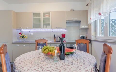 Ruza: Bord, Cabinetry, Møbel, Ejendom, Countertop, Køkken, Køkken Apparat, Stol, Håndvask, Vindue