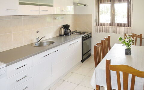 Stjepan: Cabinetry, Countertop, Håndvask, Møbel, Køkkenvask, Tap, Bygning, Stol, Køkken, Træ