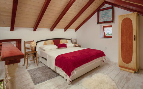 Maria: Soveværelse, Seng, Værelse, Møbel, Ejendom, Bed Frame, Indretning, Loft, Attic, Bygning