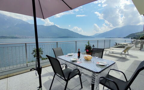 Gera Lario 618: Bord, Himmel, Møbel, Ejendom, Vand, Stol, Bjerg, Azure, Sky, Skygge