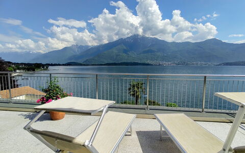 Gera Lario 618: Vand, Himmel, Sky, Ejendom, Daytime, Bjerg, Plante, Skygge, Hegn, Hus