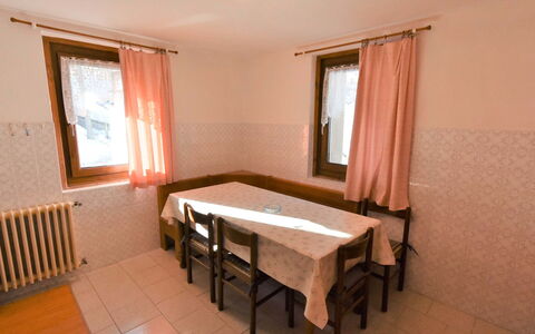 Casa Cantoni: Bord, Møbel, Vindue, Ejendom, Bygning, Stol, Træ, Gardin, Textile, Indretning