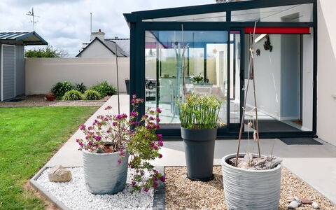 Avel Dro: Blomsterkrukke, Ejendom, Gård, Hus, Have, Plante, Blomst, Græs, Backyard, Hjem
