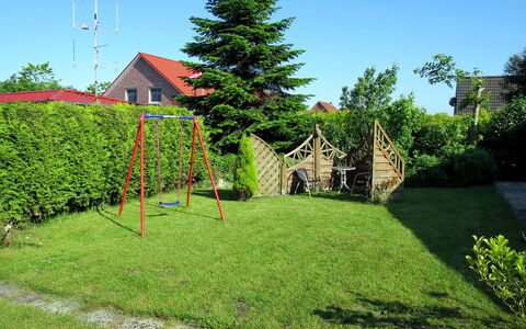 Lilly: Grøn, Træ, Græs, Hus, Land Lot, Busk, Lawn, Plante, Vedplante, Hjem