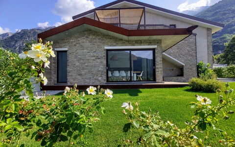 Brezza di Lago: Blomst, Himmel, Sky, Plante, Bygning, Vindue, Plantesamfund, Botanik, Naturlige Landskab, Hus