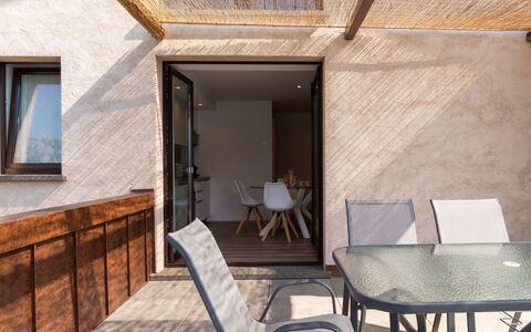 Brezza di Lago: Møbel, Ejendom, Vindue, Stol, Bygning, Bord, Skygge, Træ, Indretning, Arkitektur