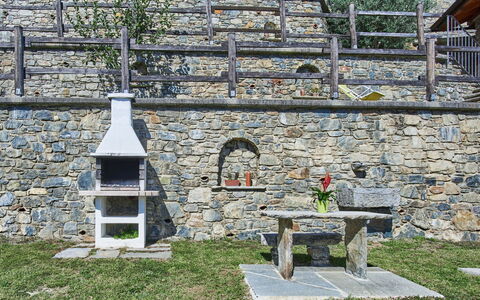Residenza la Sassicaia: Plante, Bygning, Vindue, Træ, Græs, Træ, Dør, Væg, Sommerhus, Mursten