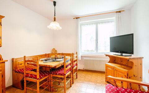 Moena 626: Møbel, Bord, Vindue, Træ, Indretning, Cabinetry, Bygning, Etage, Stol, Gulvbelægning