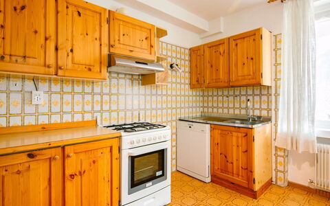 Moena 626: Countertop, Cabinetry, Møbel, Ejendom, Bygning, Køkken Apparat, Køkken, Komfur, Husholdningsapparat, Træ