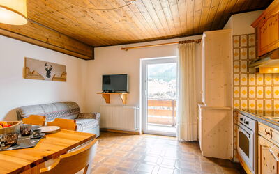 Mantina 626.2: Cabinetry, Møbel, Bygning, Træ, Bord, Indretning, Gulvbelægning, Etage, Hårdttræ, Køkken