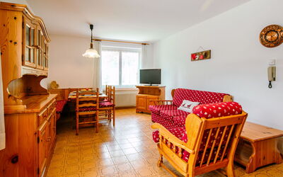 Mantina 626.1: Bord, Møbel, Træ, Billedramme, Komfort, Indretning, Cabinetry, Vindue, Stue, Etage