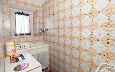 Erika: Spejl, Bygning, Træ, Textile, Cabinetry, Indretning, Gulvbelægning, Arkitektur, Etage, Vindue