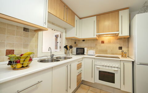 Altea 763: Countertop, Ejendom, Værelse, Køkken, Cabinetry, Møbel, Gul, Indretning, Bygning, Ejendom
