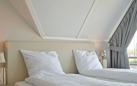 Oesterdam Resort: Møbel, Soveværelse, Værelse, Seng, Ejendom, Loft, Bed Frame, Væg, Indretning, Sengetøj