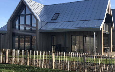 Oesterdam Resort: Hjem, Hus, Tag, Ejendom, Sidespor, Bygning, Ejendom, Sommerhus, Hegn, Stuehus
