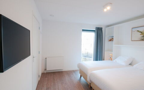 Oesterdam Resort: Bygning, Azure, Træ, Vindue, Belysning, Skygge, Komfort, Gulvbelægning, Etage