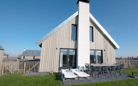Oesterdam Resort: Himmel, Ejendom, Bygning, Vindue, Land Lot, Skygge, Træ, Græs, Sommerhus, Sidespor