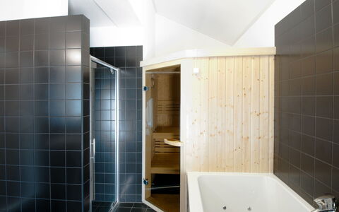 Oesterdam Resort: Værelse, Ejendom, Badeværelse, Indretning, Arkitektur, Hus, Bygning, Flise, Loft, Etage