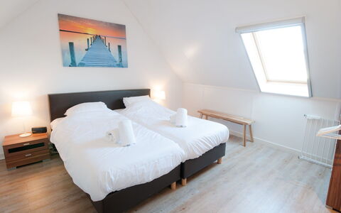Oesterdam Resort: Soveværelse, Møbel, Værelse, Seng, Ejendom, Etage, Sengetøj, Bed Frame, Indretning, Trægulve