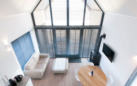 Oesterdam Resort: Dagslys, Værelse, Ejendom, Indretning, Arkitektur, Bygning, Loft, Hus, Loft, Ejendom