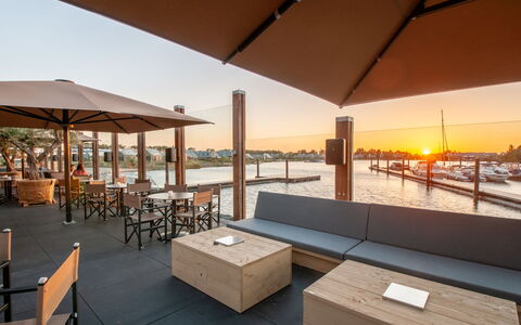 Oesterdam Resort: Ejendom, Himmel, Bord, Skygge, Belysning, Arkitektur, Udendørs Møbler, Træ, Stol, Fritid