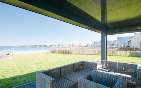 Oesterdam Resort: Ejendom, Arkitektur, Værelse, Ejendom, Indretning, Skygge, Bygning, Hus, Veranda, Græs