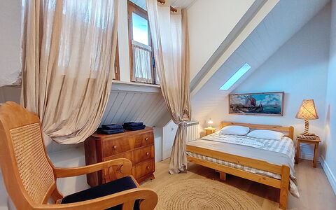 Gwenn: Møbel, Seng, Indretning, Soveværelse, Etage, Gulvbelægning, Træ, Loft, Værelse, Sengetøj
