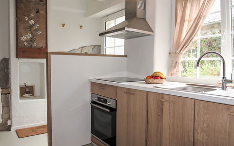 Gwenn: Cabinetry, Countertop, Træ, Indretning, Arkitektur, Komfur, Køkkenvask, Håndvask, Etage, Bygning